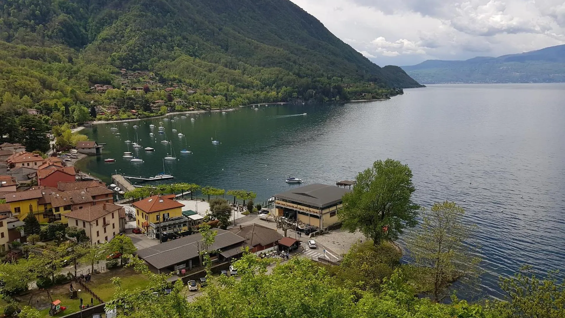 Vista Lago Luino 0*,  Italien